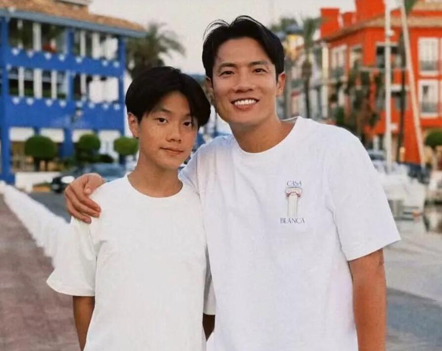 杨千嬅老公晒与儿子合照 父子二人很像