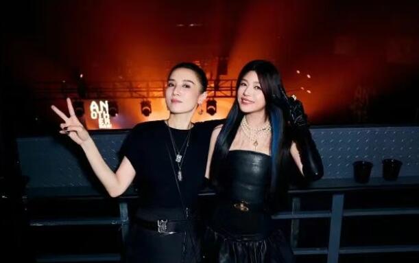 宋佳晒了跟好多人的合照 发文:都是鲜活热烈可爱有趣的人儿